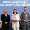 Debora Foguel recebe a medalha da Ordem Nacional do Mérito Científico.